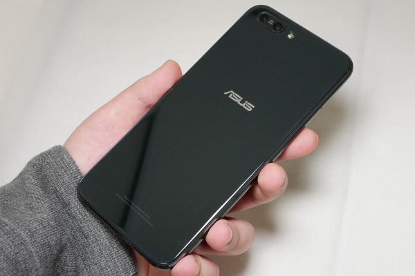 ZenFone 4 Proを持ったところ