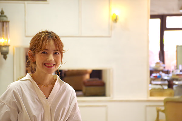 スタイリストの林さん。iPhone 6sを使っています