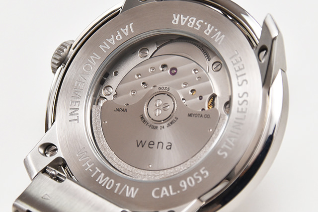 wenaシリーズ初の機械式ムーブメントは裏型から覗くことが可能