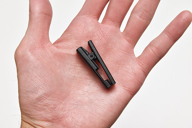 Micro USBケーブルを持ち歩いていれば、追加で必要なのは小さなクリップひとつだけ