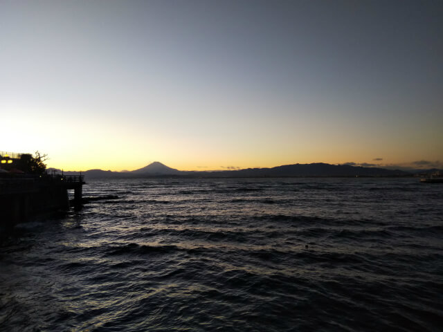 江ノ島から見える夕暮れの富士山を撮影