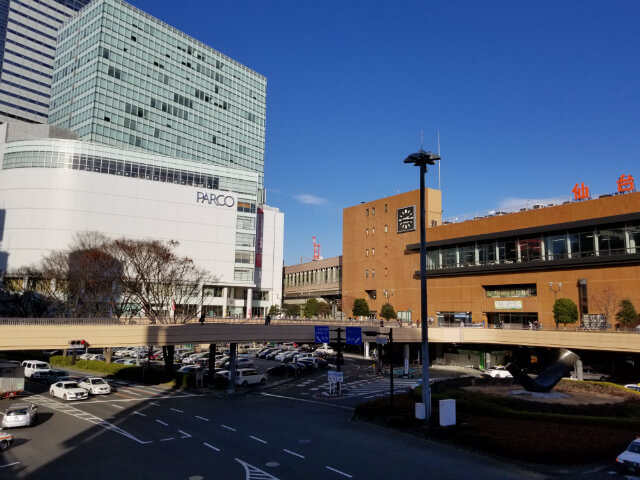 広角カメラ作例(HDRオフ):晴れた日中に撮影した仙台駅前の景色