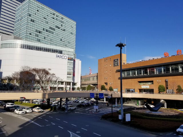 広角カメラ作例（HDRオン）：晴れた日中に撮影した仙台駅前の景色