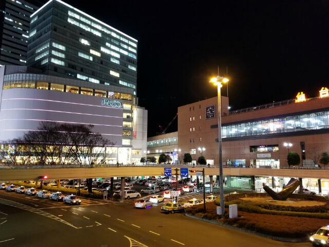 広角カメラ作例（HDRオフ）：晴れた夜間に撮影した仙台駅前の景色
