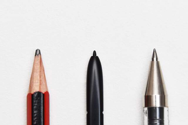 左から鉛筆、Sペン、ボールペン。アナログ筆記具と比べても遜色ないペン先の細さ