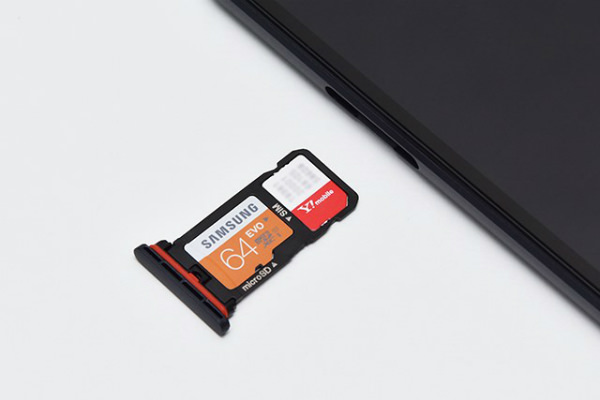 Android One S3:カードトレイにはSIMカードが1枚、microSDメモリカードが1枚乗せられる