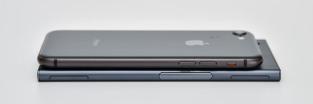 厚さはiPhone 8が7.3mm、Xperia XZ1が8.1mm