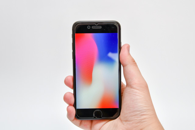iPhone 8の方が丸みがあって持ちやすい