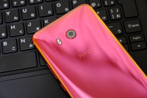 「HTC U11 ソーラーレッド」SIMフリーモデルのメリットとは