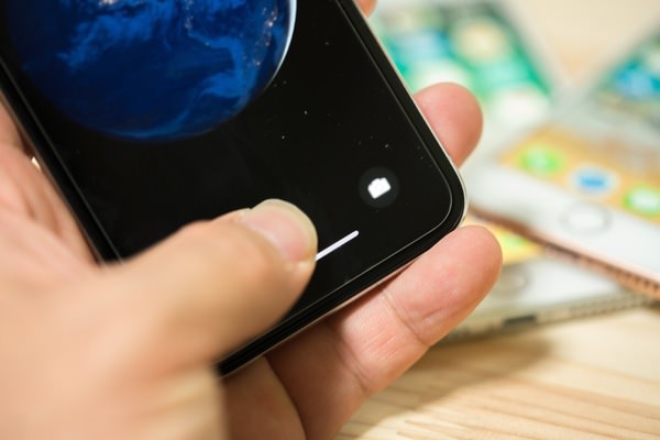 ホームボタンのないiPhone Xでは「スワイプアップ」を使用