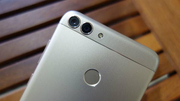 目玉機能のダブルカメラと指紋認証センサー