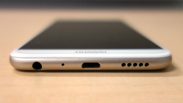 充電端子はmicroUSB。3.5mmイヤホンジャックも健在