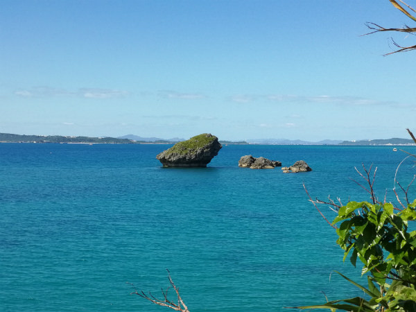 海沿いから岩を撮影