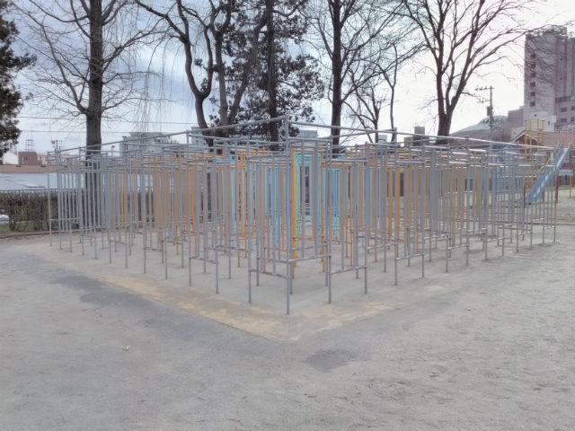 Priori 5の背面カメラで撮影した作例:公園にあった遊具。鉄柱も1本1本きちんと記録できた