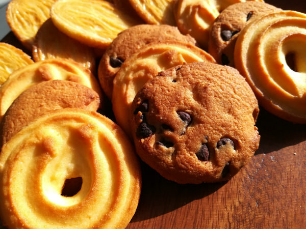 クッキーをマクロ撮影(写真:左 HUAWEI nova lite 2、右 HUAWEI P10 liteで撮影)