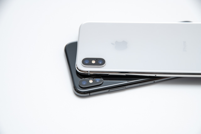 iPhone Xのカラー（色）を写真で比較！ シルバー、スペースグレイ 