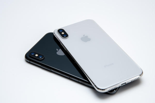 Iphone Xのカラー 色 を写真で比較 シルバー スペースグレイ あなたは何色を選ぶ モバレコ 格安sim スマホ の総合通販サイト