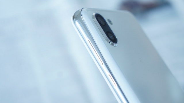 AQUOS R2