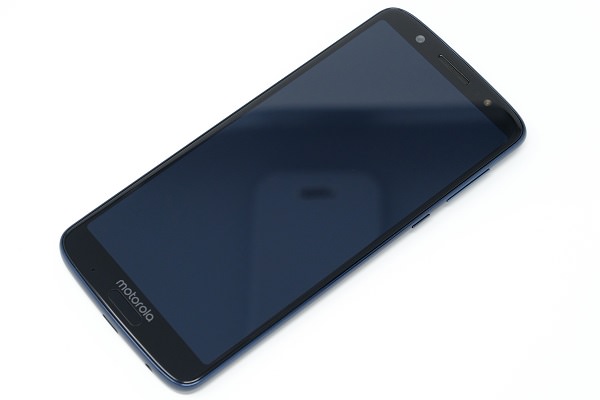 Moto G6 Plus / 前面。従来以上にベゼルを狭めた設計となっています
