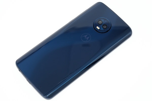 Moto G6 Plus / 背面は3Dガラスで覆われています