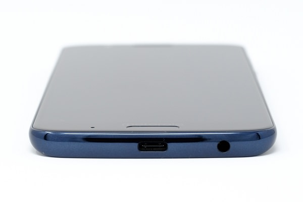 Moto G6 Plus / 底面にはUSB Type-C端子とイヤホンジャック