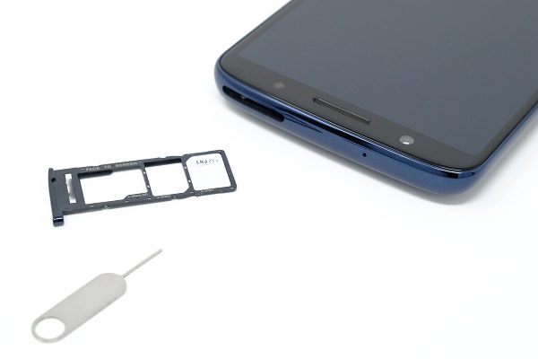 Moto G6 Plus / SIMカードをセットする
