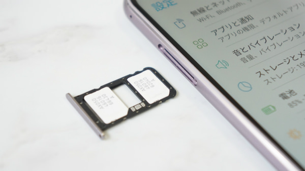 「ZenFone 5Z」 SIMカードトレイは左サイドに配置