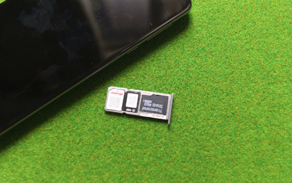  Moto E5 nanoSIMカード×2枚とMicroSDカードを同時に利用できるトリプルスロット構造