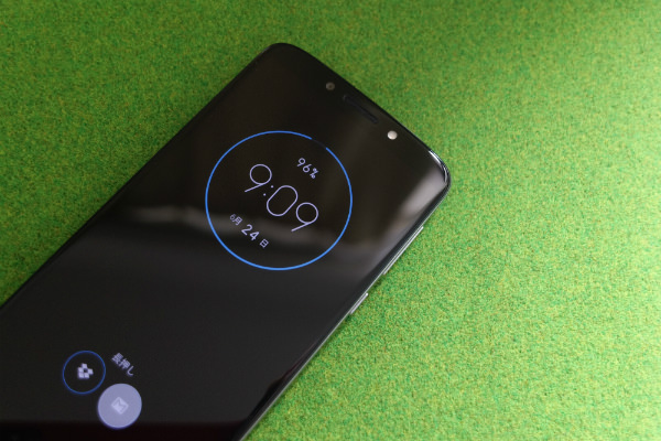 Moto E5 画面ロック中でも日時や電池残量が確認できる