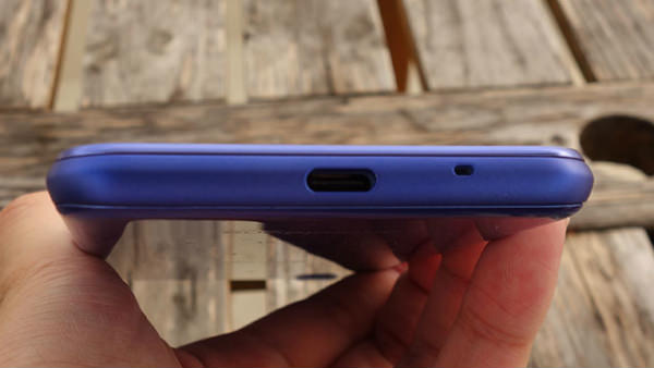 Android One X4 底面に設置された充電端子はUSB Type-C