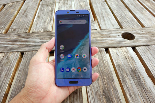 Android One X4 片手で持った様子