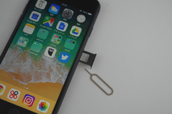 nuroモバイル × iPhone APN設定 / SIMピンを本体の穴に刺すことでSIMトレイが取り出せる
