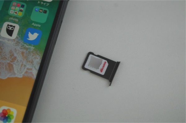 nuroモバイル × iPhone APN設定 / カードの向きに注意してセットしよう
