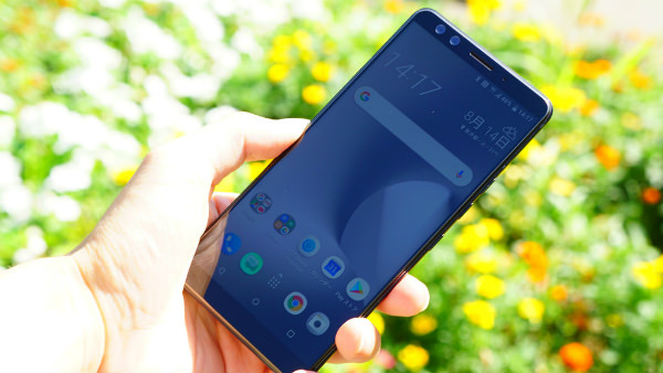 HTC U12+ 狭額縁ディスプレイで片手に収まるサイズ