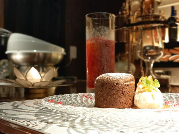 明暗が同居するバーで撮影。バニラアイスが白飛びしているが十分のデキ