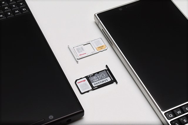 シルバー（写真右）のみ、スロット2の使いみちを「SIMカード」「SDメモリカード」から選べる