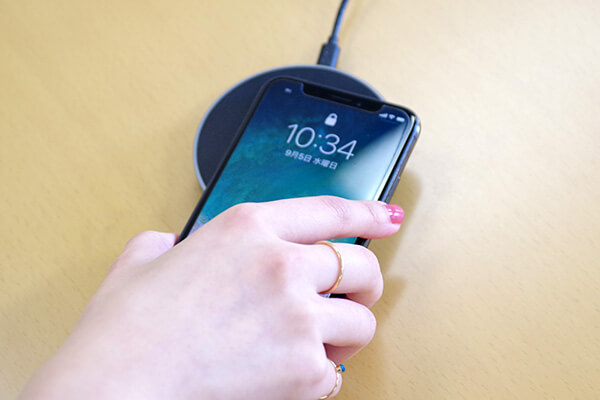 無線充電器 Qi(チー)がおすすめ! iPhoneやAndroidも対応品が続々登場、この便利さ一度使うとやめられない!