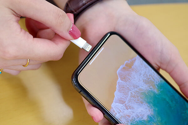 無線充電器 Qi(チー)がおすすめ! iPhoneやAndroidも対応品が続々登場、この便利さ一度使うとやめられない!