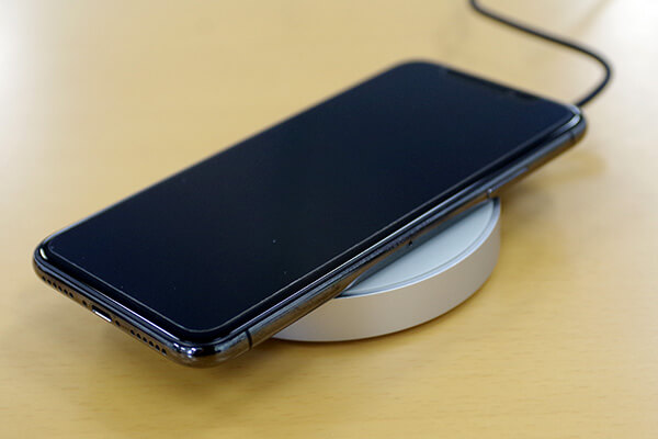 無線充電器 Qi(チー)がおすすめ! iPhoneやAndroidも対応品が続々登場、この便利さ一度使うとやめられない!