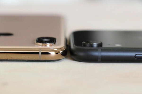 iPhone XS（左）と比較すると、iPhone XR（右）は若干厚みがあることが分かる