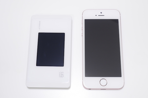 WX05（左）とiPhone SE（右）