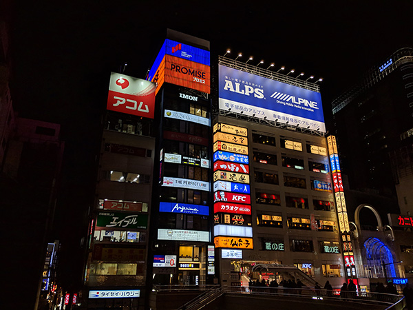通常撮影(1枚目)と夜景モード(2枚目)。光源の多い景色であったためか、大きく違いが現れなかった例