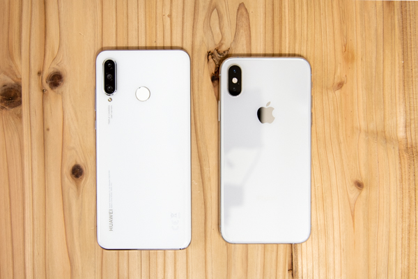 iPhone XSとサイズを比較、P30 liteのほうが1周り大きい