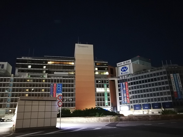 夜の新宿駅