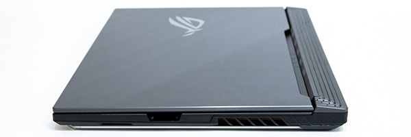 ASUS ROG Strix SCAR IIIの側面