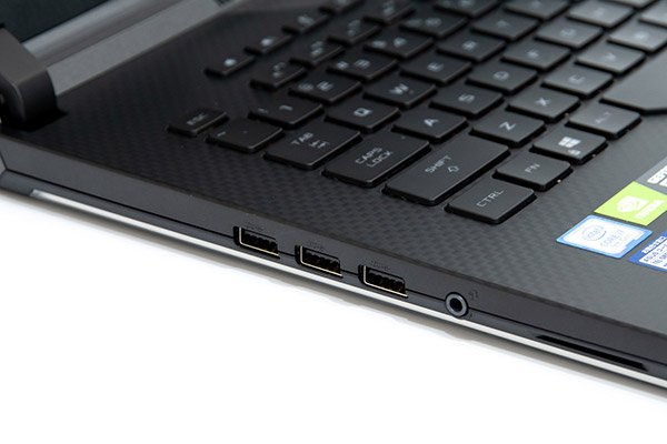ASUS ROG Strix SCAR IIIのUSBポート