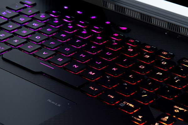 ASUS ROG Strix SCAR IIIのキーボードのイルミネーション