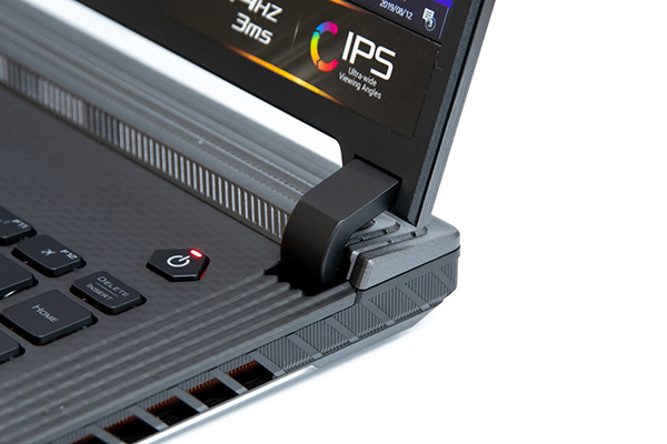 ASUS ROG Strix SCAR IIIのヒンジ