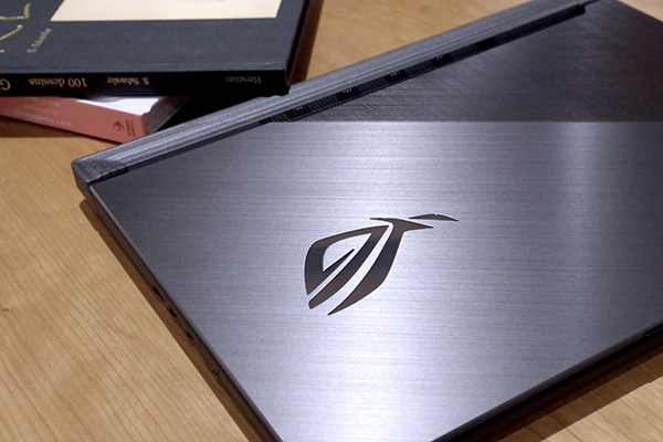 ROG Strix SCAR IIIの外観