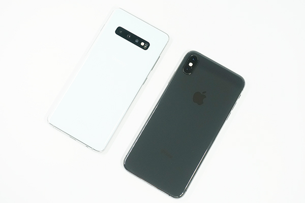  iPhone XS MaxとGalaxy S10+のサイズ比較画像